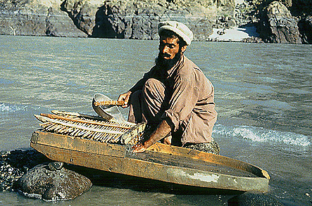Goldwäscher am Indusufer